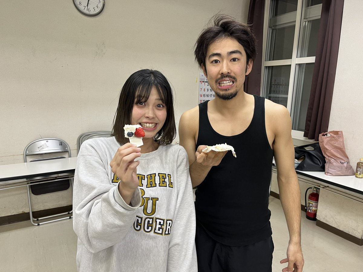 the_yobigun's tweet photo. 1/5は団員であり、来る2月の公演の主役である溝口太陽の誕生日でした！🍰おめでとうございます👏✨

演出代表の立川寛樹からです💌

溝口くん
お誕生日おめでとう。

いつも寡黙に頑張っている彼。
少し寡黙過ぎて喋って欲しい時もあるけど、そんな彼が大好きです。

23歳の抱負は「いっぱい喋る。」 https://t.co/VeR4BDyqzl