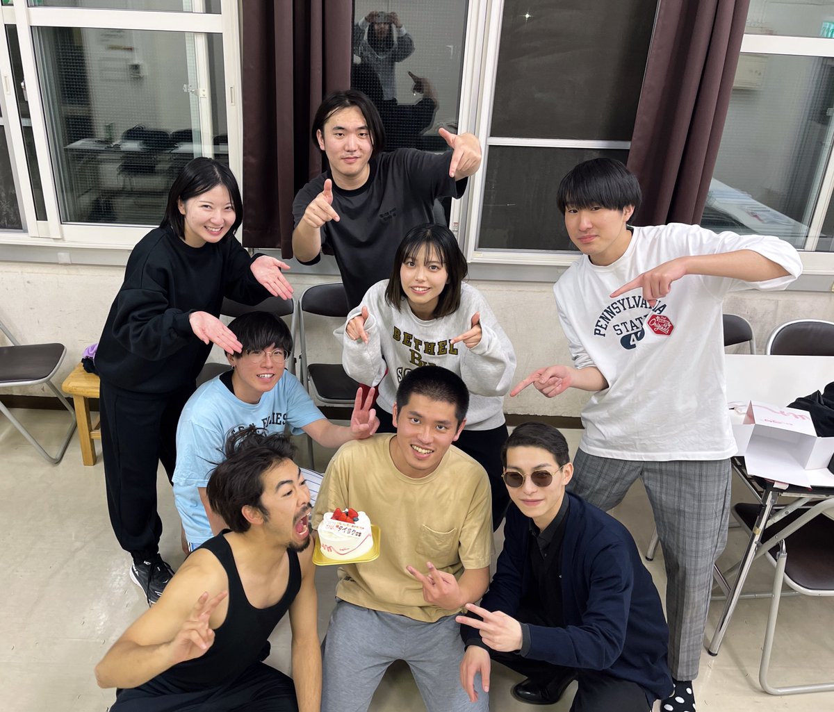the_yobigun's tweet photo. 1/5は団員であり、来る2月の公演の主役である溝口太陽の誕生日でした！🍰おめでとうございます👏✨

演出代表の立川寛樹からです💌

溝口くん
お誕生日おめでとう。

いつも寡黙に頑張っている彼。
少し寡黙過ぎて喋って欲しい時もあるけど、そんな彼が大好きです。

23歳の抱負は「いっぱい喋る。」 https://t.co/VeR4BDyqzl