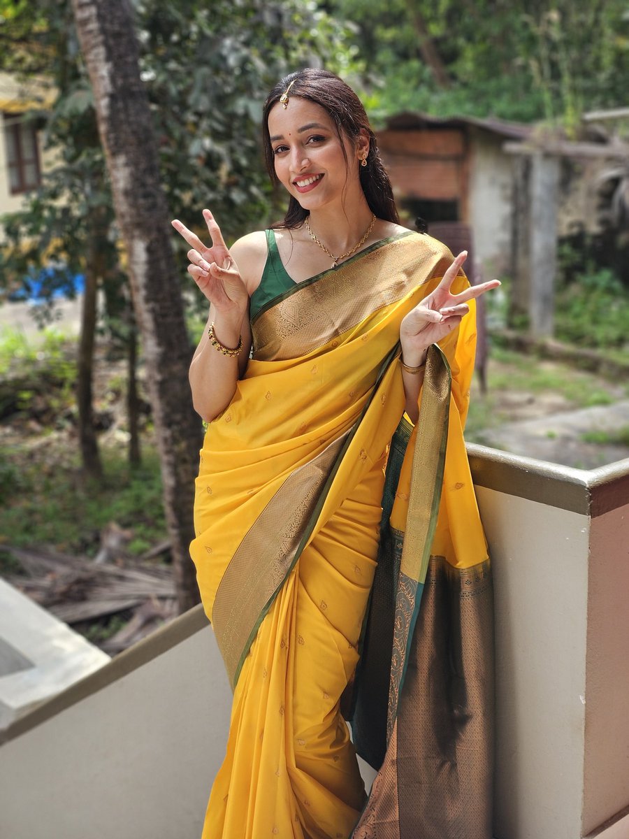 SrinidhiShetty7's tweet photo. ಎಲ್ಲರಿಗೂ ಮಕರ ಸಂಕ್ರಾಂತಿ ಹಬ್ಬದ ಹಾರ್ದಿಕ ಶುಭಾಶಯಗಳು ✨️🌸

Happy #MakaraSankranti 🌸✨️ https://t.co/2HWjCNdqp4