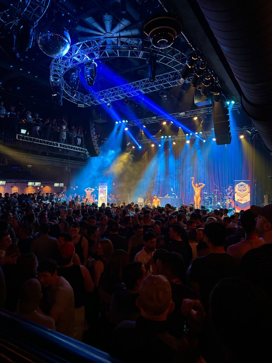 Braccs's tweet photo. Las Vegas Sin City Classic Closing Party at Brooklyn Bowl is heating up the freezing cold desert! 🌈🥎🎰 https://t.co/nLPTCSvwax