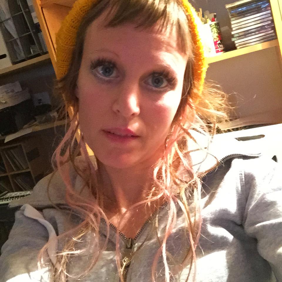 sol_blomma's tweet photo. I studion görs sånger om öppna blusar, kärlek på berget och tjocka hav att ramla i. #Solblomma #SolblommaHedin https://t.co/2CvYx9oTFV