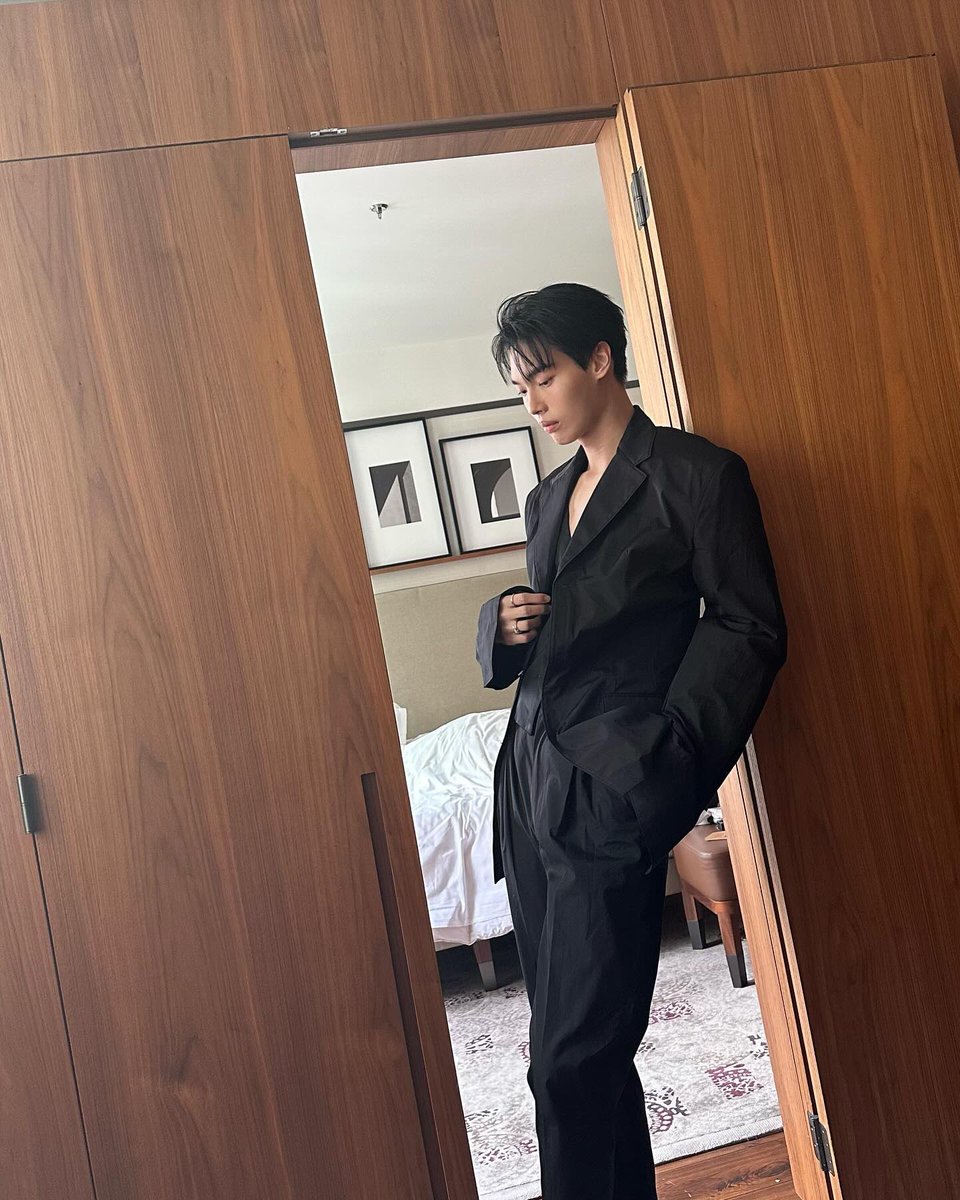 __opywpy__'s tweet photo. Prada boy✨✨
cr. eedzilar 

WIN BA PRADA MFW24 
#PradaFW24 #Prada 
#PradaFW24xWIN 
#winmetawin https://t.co/ufOXC9RYCT