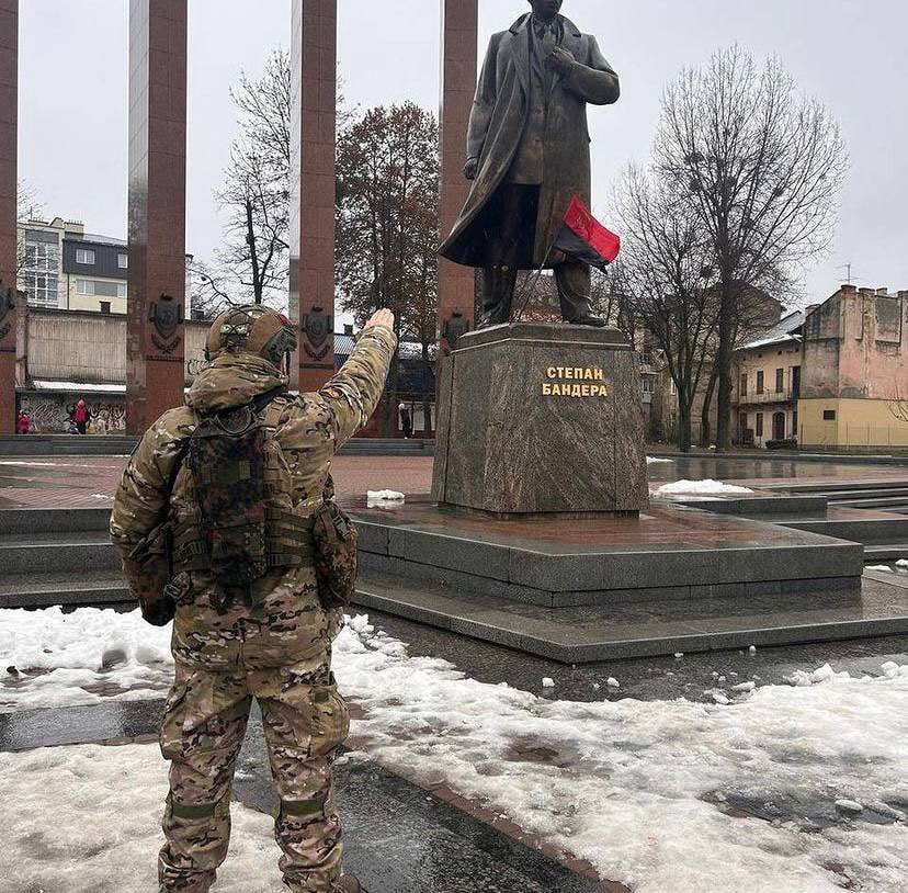 OeilHorusNMW's tweet photo. 🇺🇦🇺🇸🇪🇺 [#Ukraine #USA #Europe]

🔹Un défenseur des Libertés &amp; la Démocratie Occidentale … 🤮

#BanderaLobby #ZelenskyWarCriminal #UsNazis #EuroCollabo #Biden #Macron https://t.co/Yx8BcV8tDt