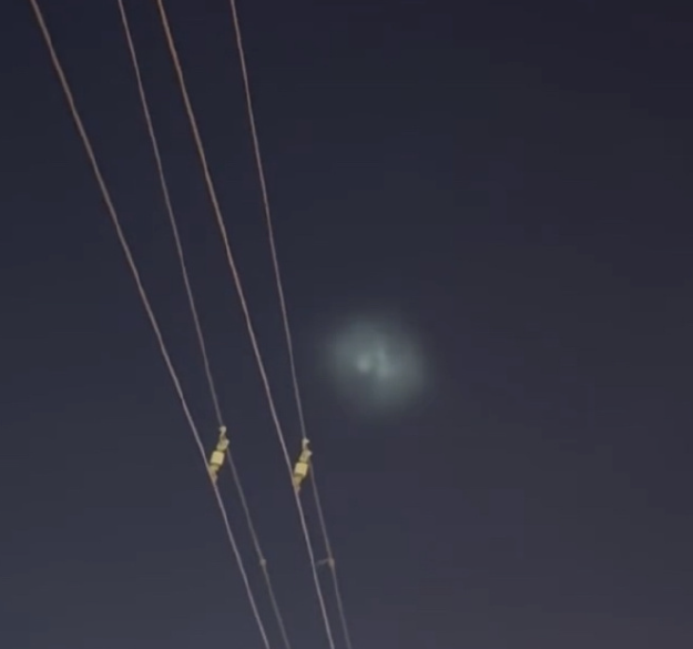 Sino_Market's tweet photo. Last night, there were reports of a suspected UFO over the skies of #Beijing. Several netizens claimed to have witnessed three fast-moving light sources.
"UFO over Beijing" is heat topic on Sina Weibo. Some experts speculated that the object might be the contrails of domestically launched man-made flying vehicles, which also happened in April last year.
#China #UFO