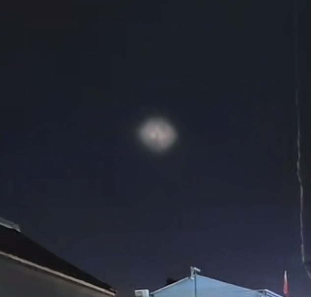 Sino_Market's tweet photo. Last night, there were reports of a suspected UFO over the skies of #Beijing. Several netizens claimed to have witnessed three fast-moving light sources.
"UFO over Beijing" is heat topic on Sina Weibo. Some experts speculated that the object might be the contrails of domestically launched man-made flying vehicles, which also happened in April last year.
#China #UFO