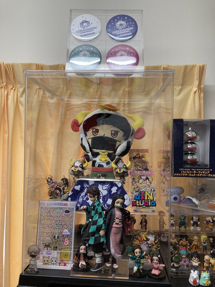 supershingchang's tweet photo. JINケースリニューアル📦✨
やっと全部飾れた🧸🪆✨
最近JINさんのライブや、アーカイブすらも見れてませんが変わらず応援してま〜す🐮🏗️🌸🌈

#@JINstudio1983 #@CCatcherApp #@segaufoonline https://t.co/MBZvGwXhYX