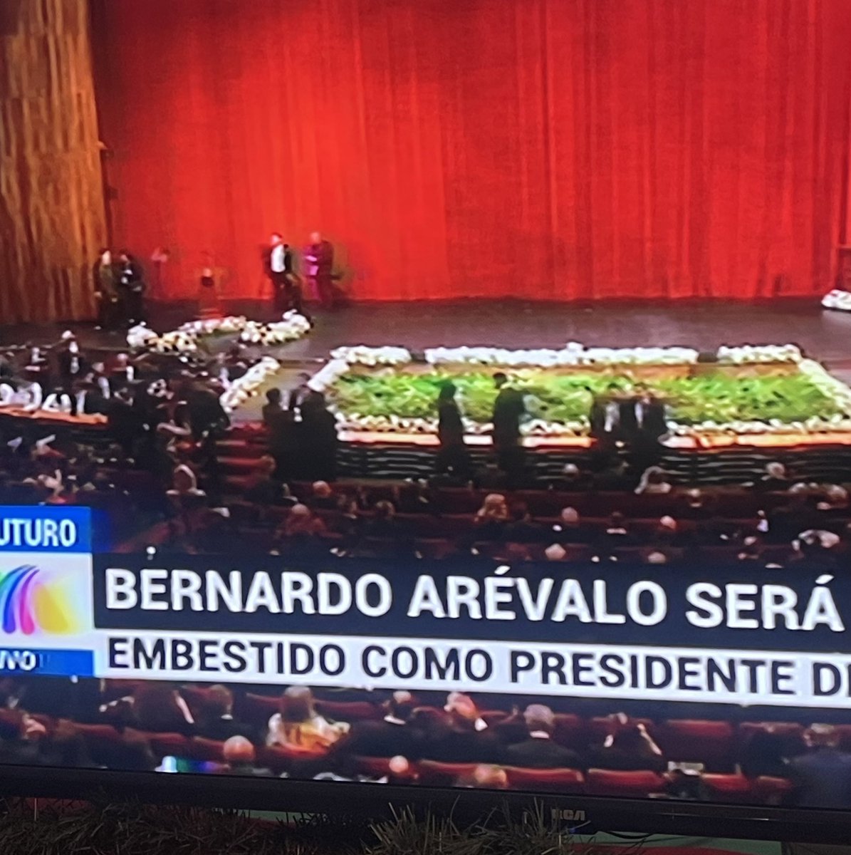 G3ber's tweet photo. Investido de investir, no embestido.  

CC @InternetMuseo @AztecaGuate https://t.co/mkmzxAcmtF