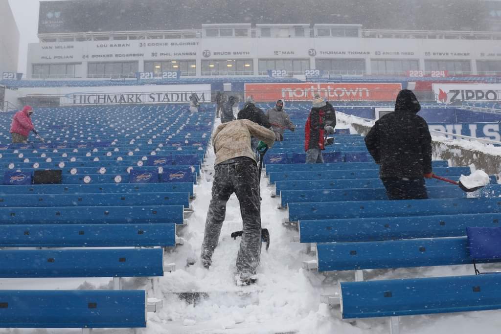 ericwhitlock's tweet photo. βοΈβοΈβοΈπ¦¬π¦¬π¦¬ πͺThe brave cleaning out Highmark Stadium in a blizzard during a state of emergency in advance of tomorrow's delayed NFL AFC Wild Card game.
.
.
.
#BillsMafia #BuffaloBills #BuffaloNy #RochesterNY #NYS #WNY #NFL #Playoffs #EricWhitlock https://t.co/PEoxPecme7