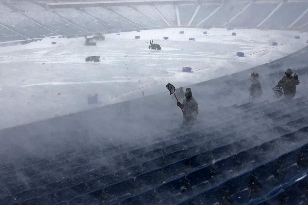 ericwhitlock's tweet photo. βοΈβοΈβοΈπ¦¬π¦¬π¦¬ πͺThe brave cleaning out Highmark Stadium in a blizzard during a state of emergency in advance of tomorrow's delayed NFL AFC Wild Card game.
.
.
.
#BillsMafia #BuffaloBills #BuffaloNy #RochesterNY #NYS #WNY #NFL #Playoffs #EricWhitlock https://t.co/PEoxPecme7