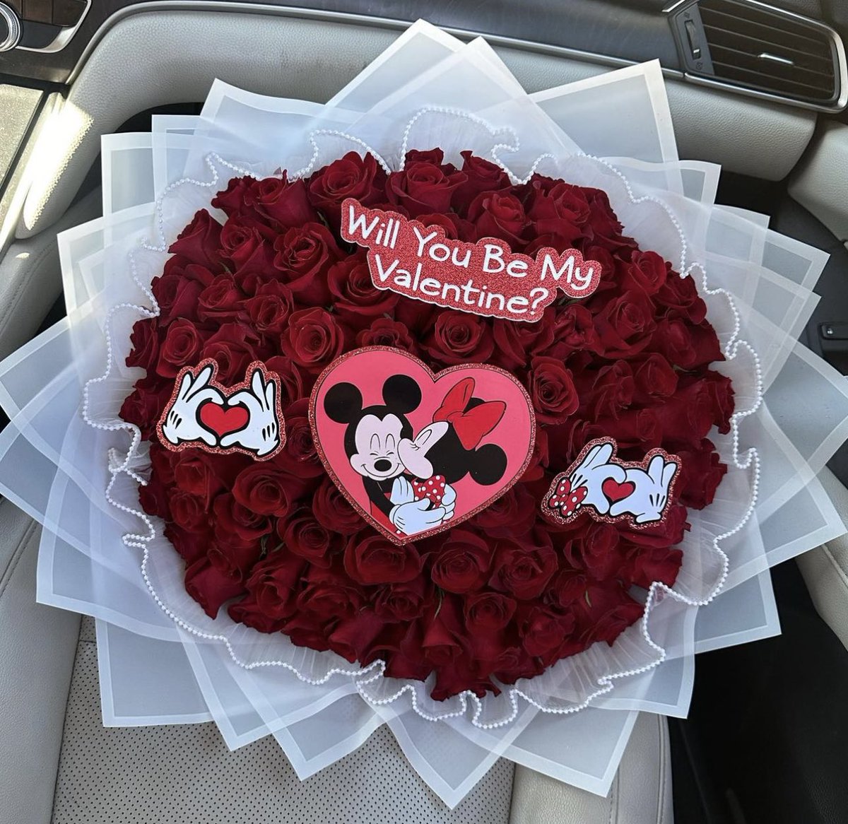 lmd20_'s tweet photo. your sign to get her a ramo to ask her to be your valentine🏹♥️ https://t.co/jCO8PieZWm