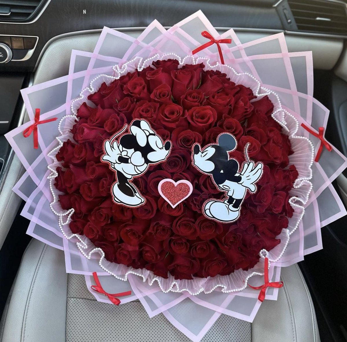 lmd20_'s tweet photo. your sign to get her a ramo to ask her to be your valentine🏹♥️ https://t.co/jCO8PieZWm