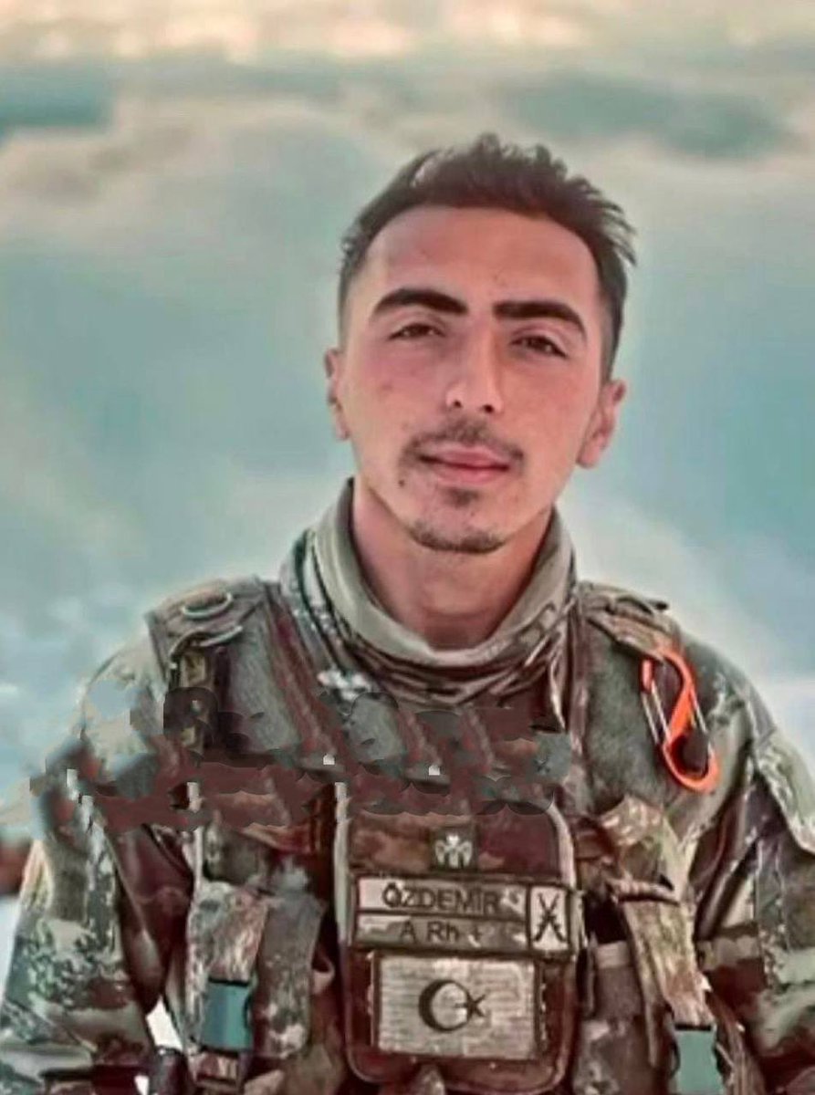 NurcanK00628746's tweet photo. Şehidimiz Müslüm Özdemir'in, ailesine "Evlenmeden önce size bir ev alacağım" dediği öğrenildi. 
Evet Aldın Vatan Evladımız.   Öyle bir  Evki   #ANANIN ve #BABANIN yeri  CENNET  Köşkleri.  #ŞEHİTLER   #ÖLMEZ .  #VATAN  #BÖLÜNMEZ  Sen  #TÜRK 🇹🇷#OĞLUSUN 🤲🏻😭 https://t.co/mVqtHhyvYw
