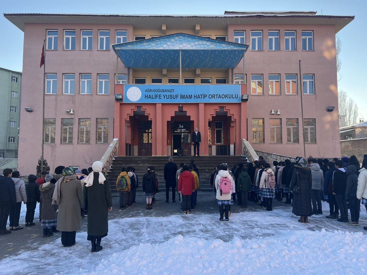 dogubayazitmem's tweet photo. İlçemiz okullarında Pençe-Kilit Harekat bölgesinde çıkan çatışmada şehit düşen kahraman askerlerimiz için 1 dakikalık saygı duruşunda bulunuldu. https://t.co/c9Ig0kgR3B