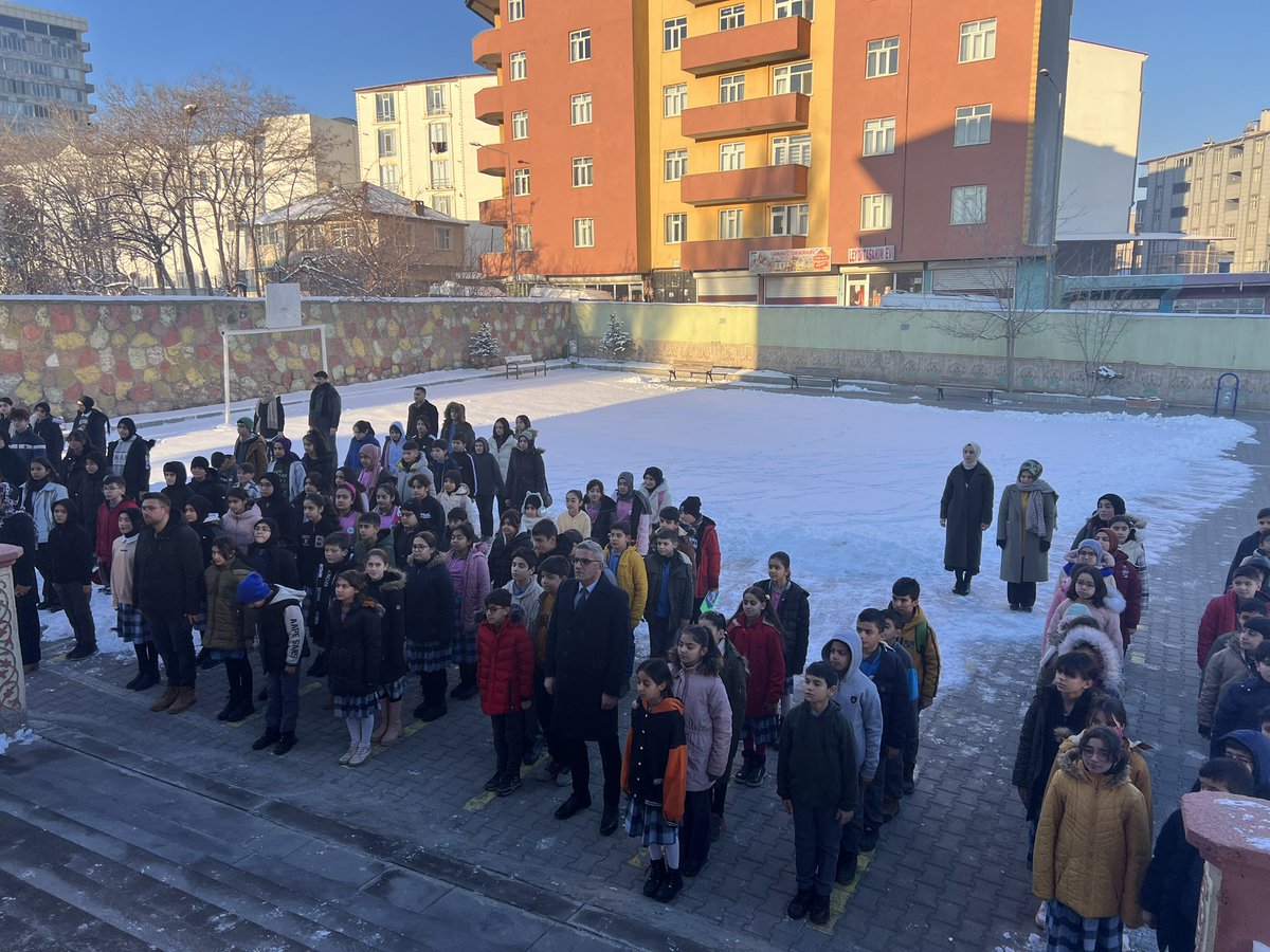 İlçemiz okullarında Pençe-Kilit Harekat bölgesinde çıkan çatışmada şehit düşen kahraman askerlerimiz için 1 dakikalık saygı duruşunda bulunuldu.