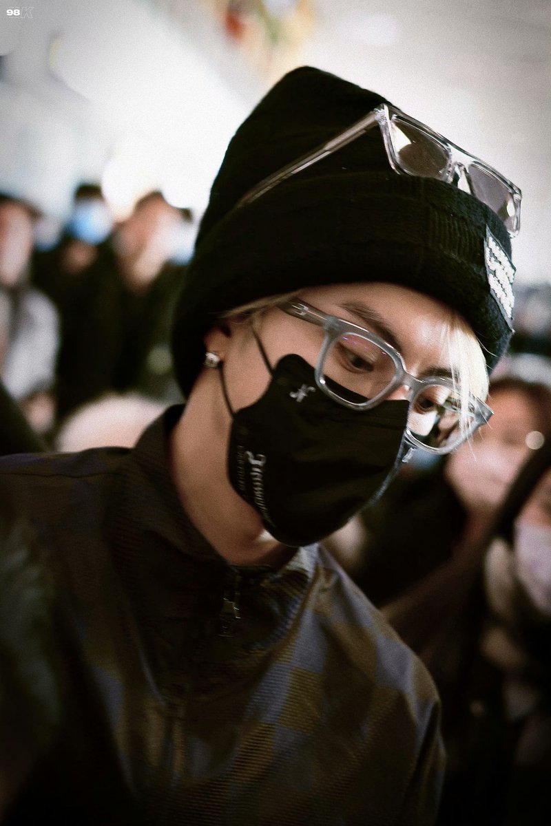 dafengguardian's tweet photo. 240115 #DylanWang wears @LouisVuitton to depart Beijing for Paris Fashion Week.

Cr: 98K·王鹤棣

(1/2)

#LouisVuitton #WangHedi #王鹤棣  #GuardiansoftheDafeng #XuQiAn #OnlyForLove #ShiYan #大奉打更人 #许七安 #以爱为营 #时宴 https://t.co/5nT8Ydkpid
