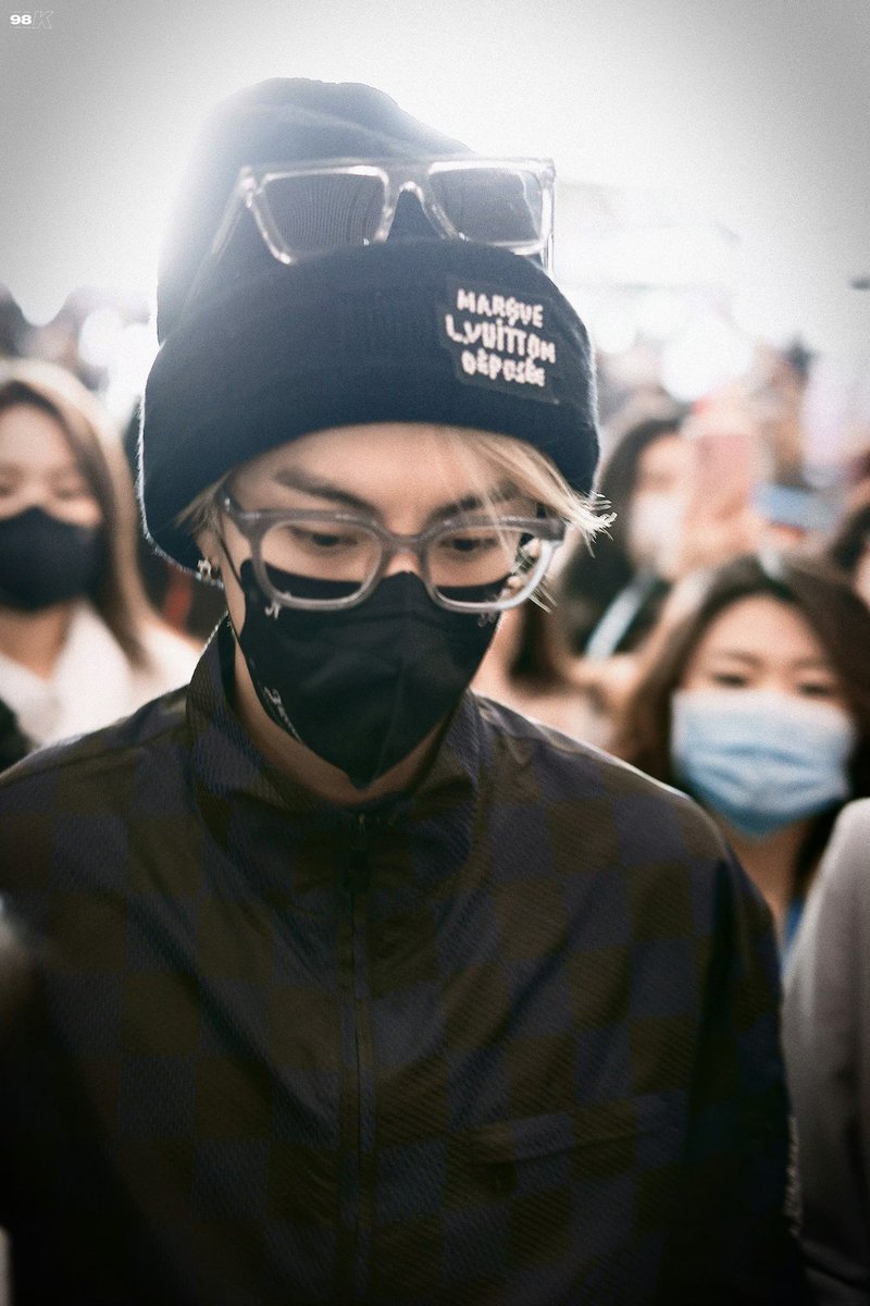 dafengguardian's tweet photo. 240115 #DylanWang wears @LouisVuitton to depart Beijing for Paris Fashion Week.

Cr: 98K·王鹤棣

(1/2)

#LouisVuitton #WangHedi #王鹤棣  #GuardiansoftheDafeng #XuQiAn #OnlyForLove #ShiYan #大奉打更人 #许七安 #以爱为营 #时宴 https://t.co/5nT8Ydkpid