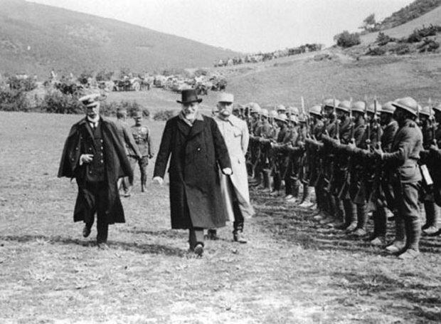 Σαν σήμερα το 1919 ...γερμανικη αστική τάξη κ βρωμοspdέδες δολοφονούν τον Καρλ κ τη Ρόζα ...ο βρωμοΒενιζελος στέλνει στρατο στην Ουκρανία Σήμερα οι spdέδες επικαλούνται τη κληρονομιά του Βενιζέλου...κι οι πιο 'αριστεροι' απ αυτους (οι πιο βρωμεροι δηλ) κ την κληρονομιά της Ρόζας