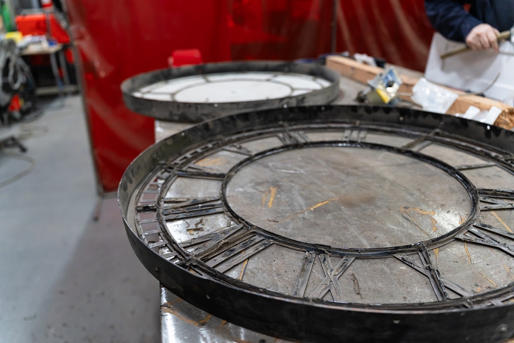 SmithofDerby's tweet photo. Restoration work has officially begun on the clock from Burton Brewery. Swipe through the snaps here to catch a glimpse of our progress and stay tuned for more updates on our restoration of this historic clock.โ
โ
#RestorationInProgress #BurtonBreweryClock https://t.co/d23mrMkzX1