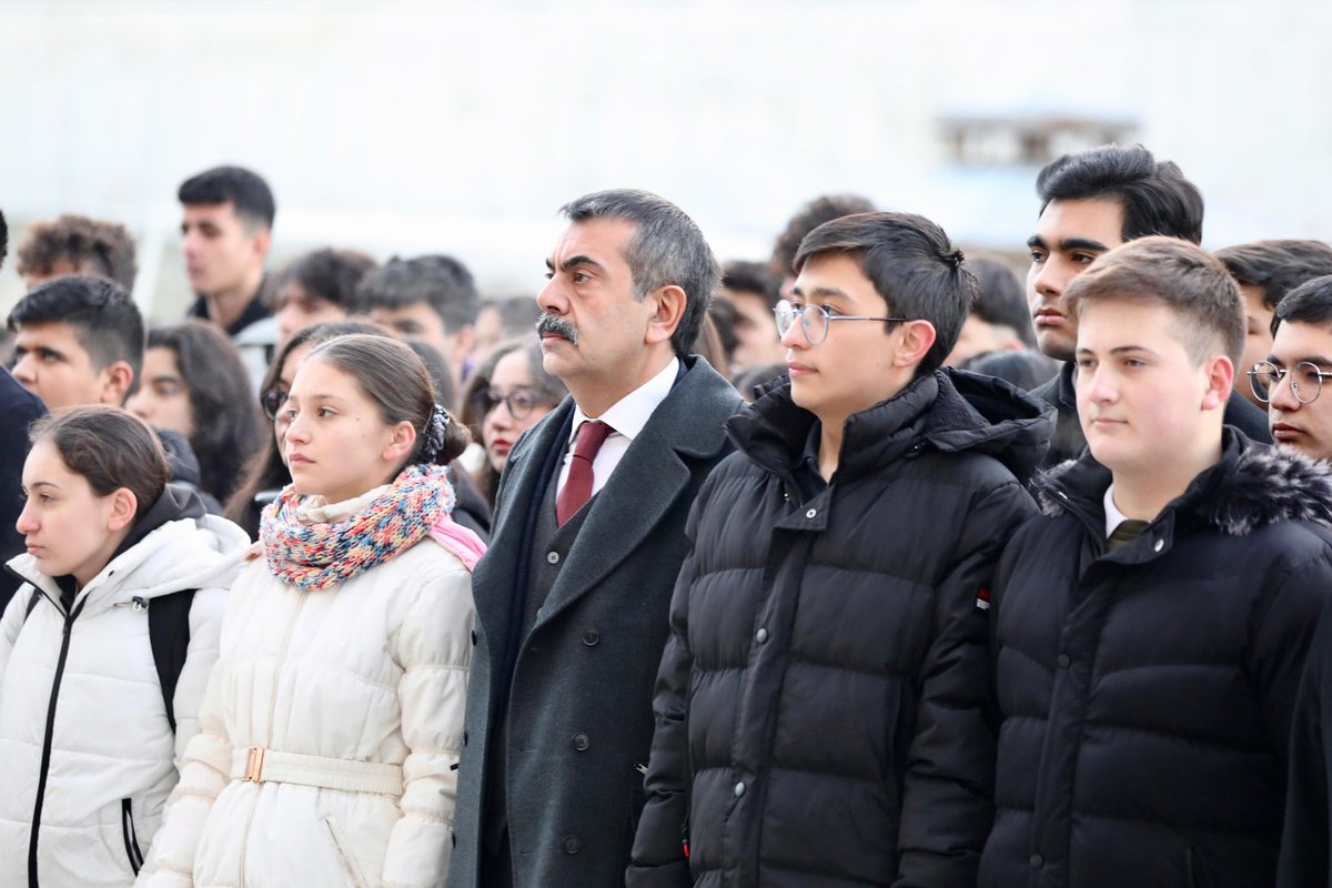 tcmeb's tweet photo. Bu sabah, milyonlarca öğrenci ve öğretmenimiz tek yürek olarak aziz şehitlerimize vefamızı göstermek için ülkemizin her köşesinde saygı duruşundaydı…

Ey, Şanlı Kahramanlarımız!
Vatan size minnettar… 🇹🇷 https://t.co/vEdtDsfxke