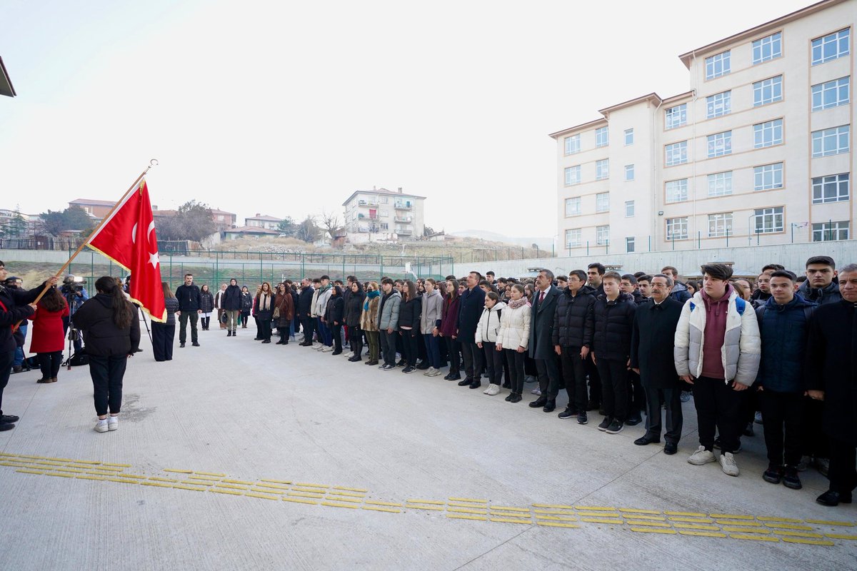 tcmeb's tweet photo. Bu sabah, milyonlarca öğrenci ve öğretmenimiz tek yürek olarak aziz şehitlerimize vefamızı göstermek için ülkemizin her köşesinde saygı duruşundaydı…

Ey, Şanlı Kahramanlarımız!
Vatan size minnettar… 🇹🇷 https://t.co/vEdtDsfxke