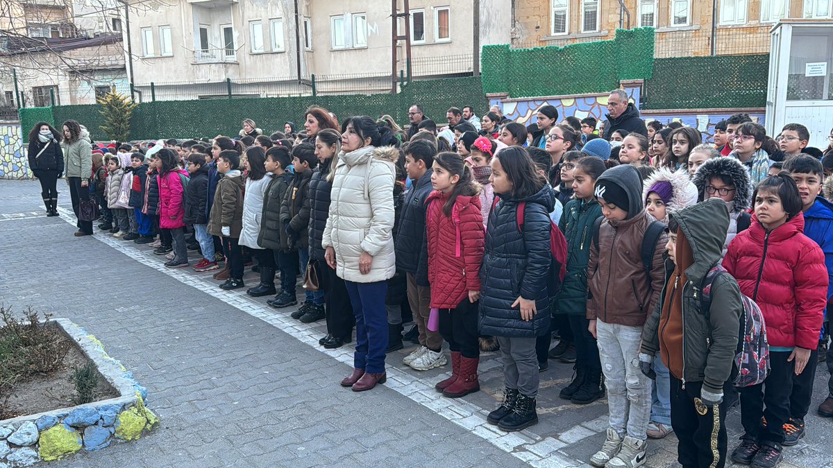 tcmeb's tweet photo. Bu sabah, milyonlarca öğrenci ve öğretmenimiz tek yürek olarak aziz şehitlerimize vefamızı göstermek için ülkemizin her köşesinde saygı duruşundaydı…

Ey, Şanlı Kahramanlarımız!
Vatan size minnettar… 🇹🇷 https://t.co/vEdtDsfxke