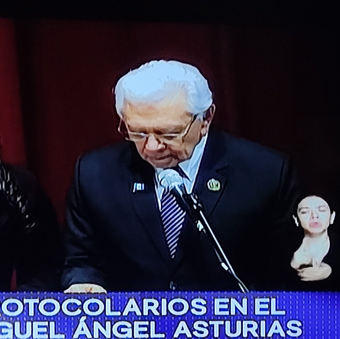 AlbaJMarin's tweet photo. Don Carlos de Triana, la más grande y reconocida voz de Guatemala.
El nivel de esfuerzo que representa estar tantas horas allí a su edad es admirable. 🫶🏼
#TomaDePosesión #TransicionGT https://t.co/QSw6dlDvVn