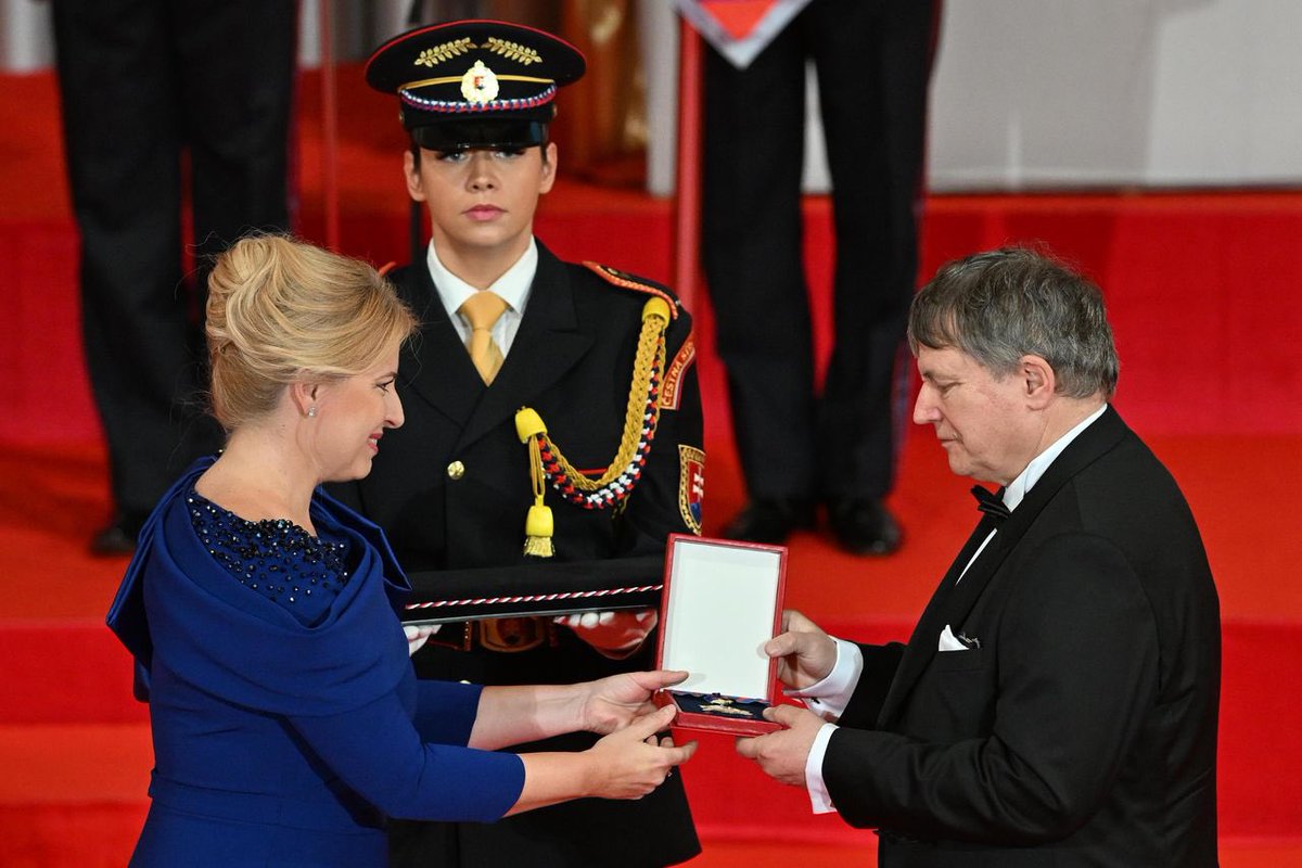 FPTUL's tweet photo. Profesor Jan Rychlík z naší katedry historie převzal od slovenské prezidentky @ZuzanaCaputova Řád Bílého dvojkříže III. třídy za mimořádné zásluhy o všestranný rozvoj vztahů mezi Českou republikou a Slovenskou republikou.
Moc gratulujeme a děkujeme! 💙
Foto: ČTK https://t.co/dddOeIqvlF