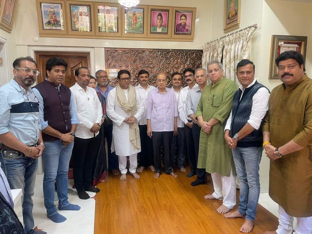 mnsadhikrut's tweet photo. आज महाराष्ट्र नवनिर्माण सेनेचे अध्यक्ष सन्मा. श्री.राजसाहेब ठाकरे यांनी पक्षातील सहकाऱ्यांसह महाराष्ट्र भूषण, ज्येष्ठ निरुपणकार सन्मा. श्री. आप्पासाहेब धर्माधिकारी यांची रेवदंडा येथील त्यांच्या निवासस्थानी सदिच्छा भेट घेतली. 💐

याप्रसंगी पक्षाचे नेते श्री. बाळा नांदगावकर, श्री. नितीन सरदेसाई, श्री.अविनाश अभ्यंकर, आमदार श्री. राजू पाटील, श्री. संदीप देशपांडे, श्री. अभिजित पानसे, श्री. अविनाश जाधव व श्री. सरचिटणीस श्री. योगेश परुळेकर, उपाध्यक्षा सौ. स्नेहल जाधव, रायगड जिल्हाध्यक्ष श्री. जितेंद्र पाटील उपस्थित होते.