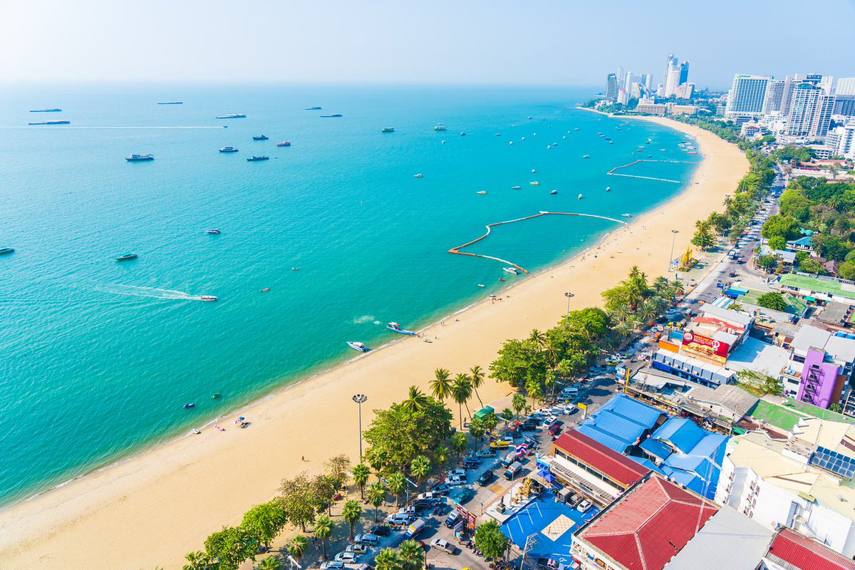 Travelbook_cojp's tweet photo. 常夏のタイへ旅行するなら、観光だけでなく海にも出かけてみませんか？🇹🇭🏖️
今回はバンコクから飛行機に乗らずに行けるビーチリゾートを特集！「パタヤ」での楽しみ方を主に紹介しています♪ショッピングやグルメ、スパ、ショーなど、楽しみが盛りだくさん🛍️🍽️
▼今からタイへ
https://t.co/YUKuqGdGMB https://t.co/3O33HfbPz1