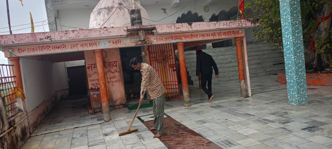 14 जनवरी से 22 जनवरी प्रभु श्री रामलला की प्राण प्रतिष्ठा तक ‘स्वच्छ तीर्थ’ के अन्तर्गत सभी मंदिरों/तीर्थस्थलों की स्वच्छता के मा॰ प्रधानमंत्री श्री नरेंद्र मोदी जी के राष्ट्रव्यापी आह्वान के अन्तर्गत अपने ग्राम के शिव मंदिर पर स्वच्छता अभियान चलाया।