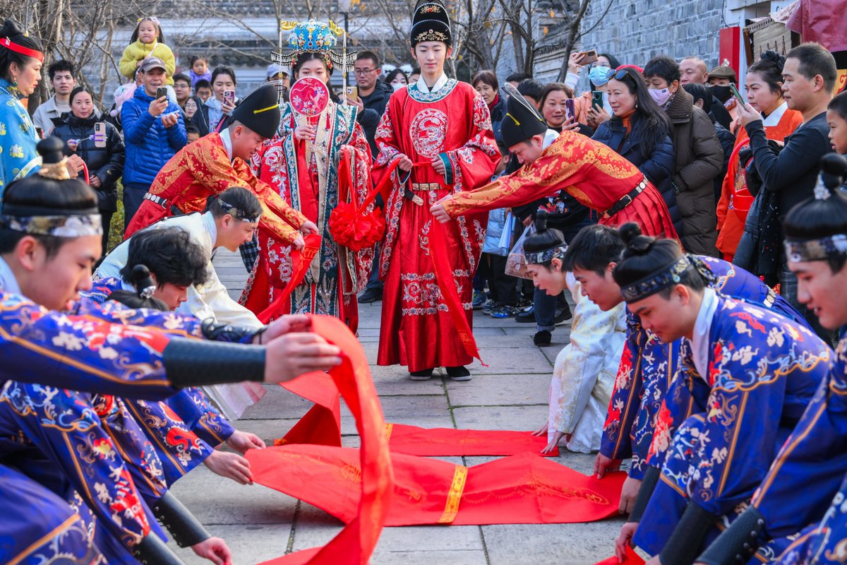 i_jiangbei's tweet image. A Ming Dynasty wedding #show is being held at the Dadong Gate of #Cicheng, reproducing the beauty of Chinese costumes and the etiquette of Chinese etiquette and music. #chinesewedding