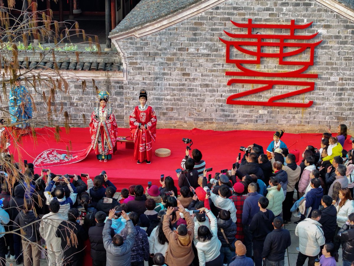 i_jiangbei's tweet image. A Ming Dynasty wedding #show is being held at the Dadong Gate of #Cicheng, reproducing the beauty of Chinese costumes and the etiquette of Chinese etiquette and music. #chinesewedding