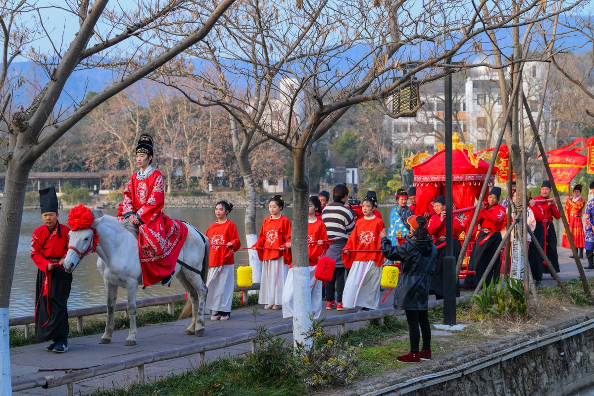 i_jiangbei's tweet image. A Ming Dynasty wedding #show is being held at the Dadong Gate of #Cicheng, reproducing the beauty of Chinese costumes and the etiquette of Chinese etiquette and music. #chinesewedding
