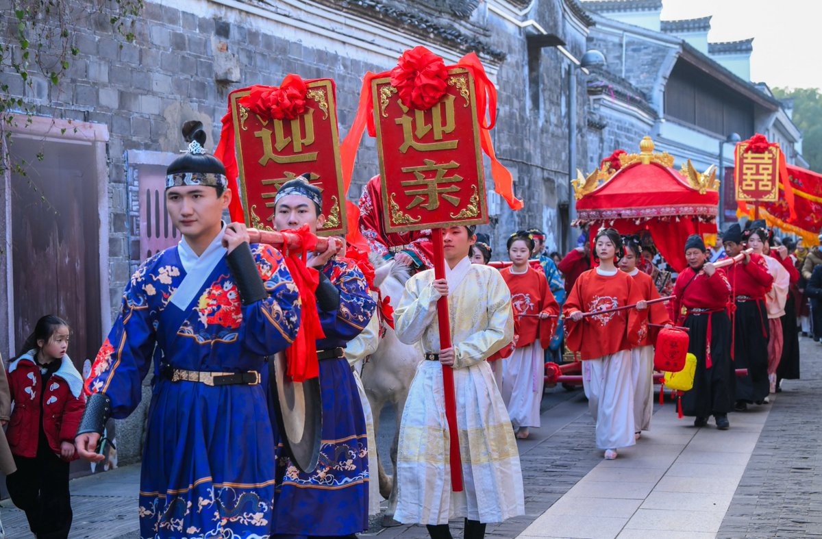 i_jiangbei's tweet image. A Ming Dynasty wedding #show is being held at the Dadong Gate of #Cicheng, reproducing the beauty of Chinese costumes and the etiquette of Chinese etiquette and music. #chinesewedding