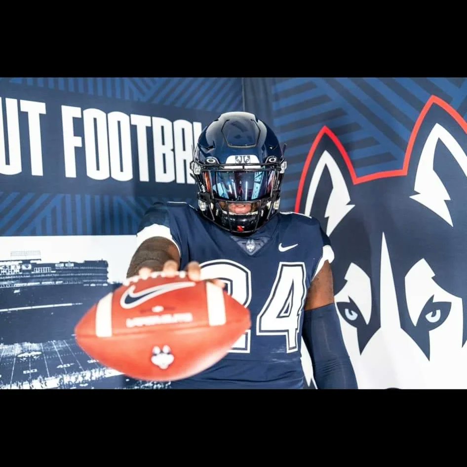 Simonboyzdad's tweet photo. Coast to Coast! #Simonboyz #GoHuskies https://t.co/CqNqQb2NiQ