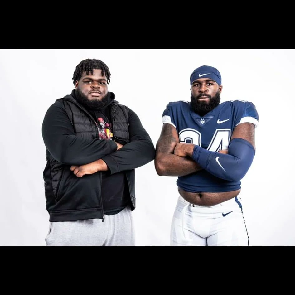 Simonboyzdad's tweet photo. Coast to Coast! #Simonboyz #GoHuskies https://t.co/CqNqQb2NiQ