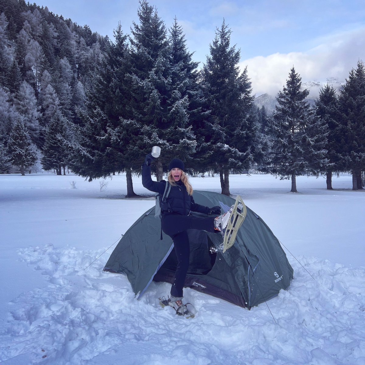 tizianafait's tweet photo. Più temeraria che mai!!! #ciaspolata #wintersport #faitstyle #faitpower #motorinrosa #teneteimotoriaccesi https://t.co/mq9rAncH27