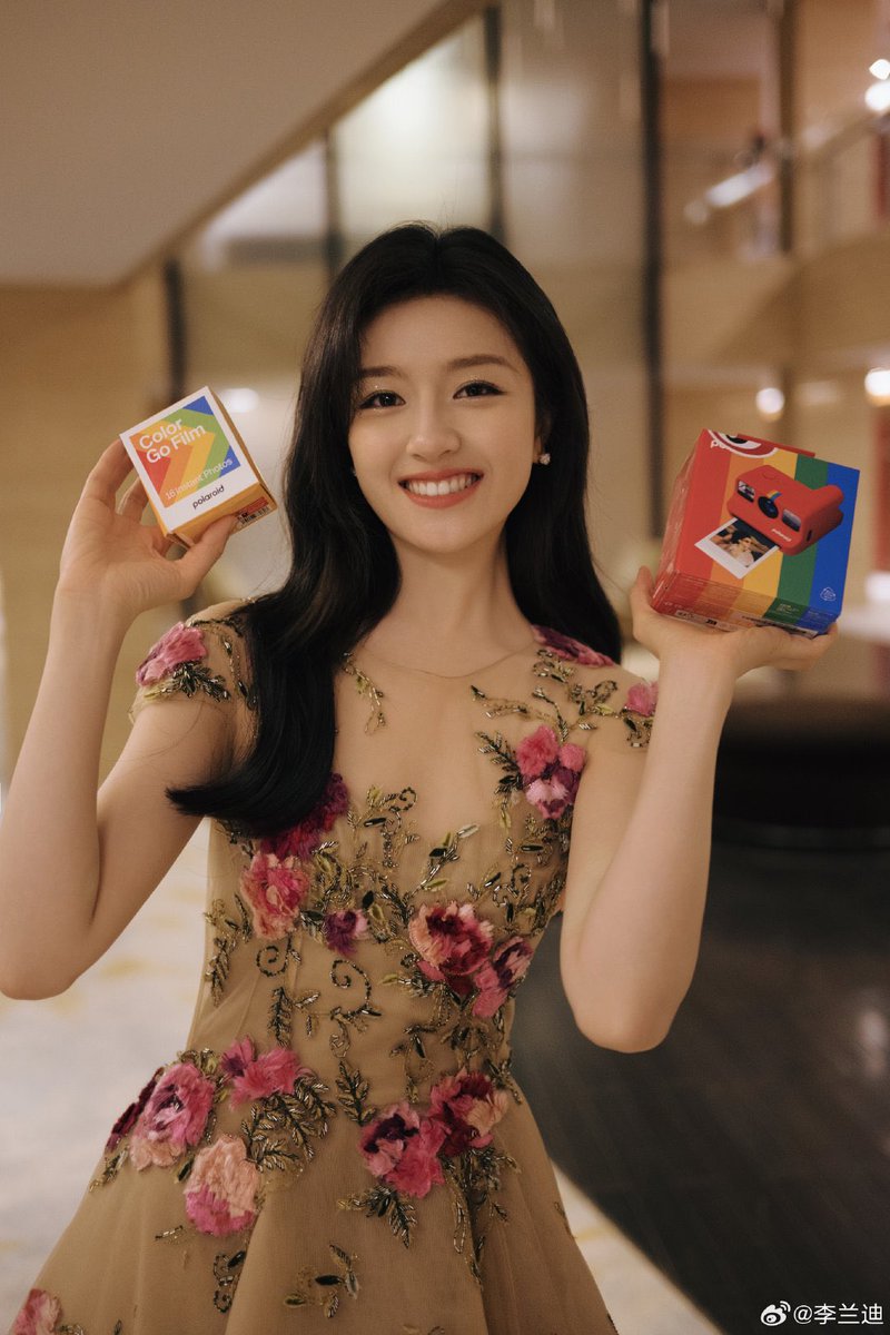During Weibo Night, there was an event among the guests, bring a gift and then they would choose a random number to receive a gift. Li Landi happens to pick Liu Yuning’s gift, which is a polaroid camera 

(as of right now, i don’t know who gift did LYN get) 😩