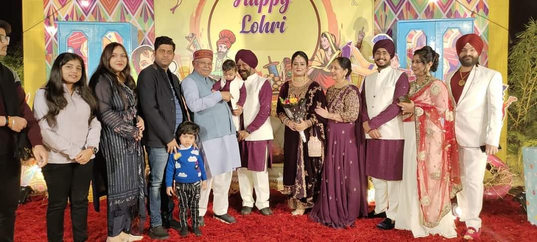 लोहड़ी दी लख लख बधाईयां... 
उत्साह, उमंग व उल्लास के महापर्व लोहड़ी के पुनीत अवसर पर न्यायधानी बिलासपुर में चावला परिवार द्वारा आयोजित लोहड़ी कार्यक्रम में सम्मिलित होकर सभी को इस पावन पर्व की हार्दिक मंगलकामनाएं प्रेषित की।

<a href="/BJP4India/">BJP</a> <a href="/BJP4CGState/">BJP Chhattisgarh</a> <a href="/narendramodi/">Narendra Modi</a> <a href="/drramansingh/">Dr Raman Singh</a>
