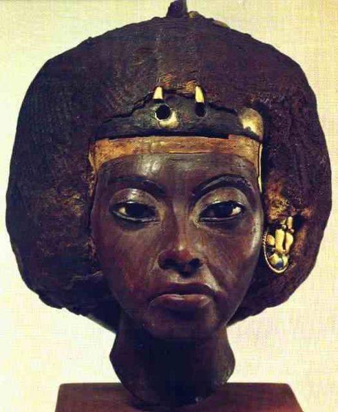 Joe__Bassey's tweet image. QUEEN TIYE  
___
Queen Tiye was the Great Royal Wife of Amenhotep III, mother of Amenhotep IV (later known as Akenhaton), and mother-in-law of Nefertiti. Highly prestigious during the reign of both her husband and son, she exerted her influence as queen consort and queen mother…