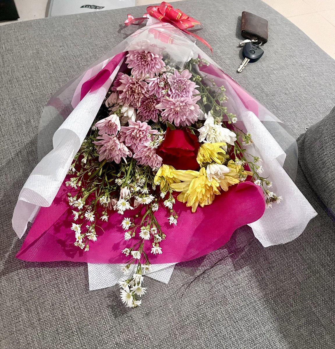 tulusnana_'s tweet photo. Ngambek ma suami
Pulang-pulang dibawain bunga ma coklat
Kalau tiap hari ngambek begini
Bisa buka toko bunga gue 😂 https://t.co/CqymDM15nv