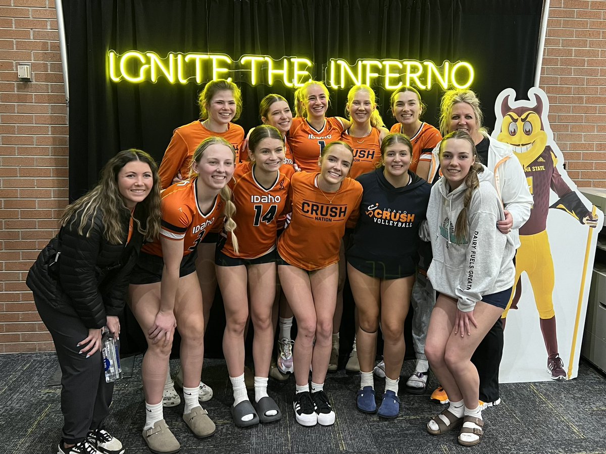 kamcrawf's tweet photo. These girls battled hard today and went 2-1 in the open division at the Fiesta MLK Classic!
So proud of my @Idaho_Crush team!
#18crushcrawford
#lovemyteam
🧡💙🏐💙🧡 https://t.co/JcHcAhttb1