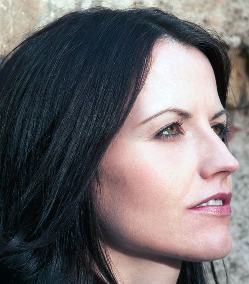 15/01/2018.
Sei anni fa è venuta a mancare a soli 46 anni DOLORES O'RIORDAN, cantante e compositrice irlandese, front woman dei CRANBERRIES (e anche solista).
Una voce ed uno stile inconfondibile.
Un fiore d'Irlanda reciso troppo presto.
#doloresoriordan