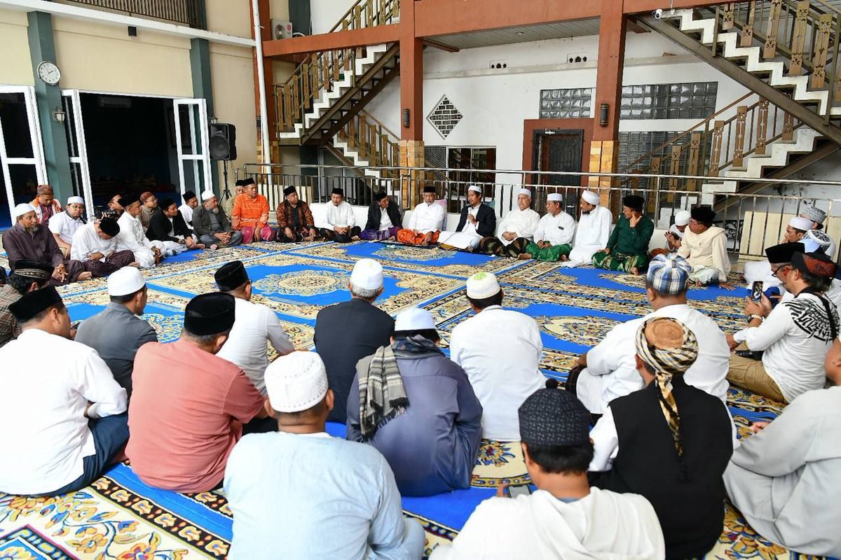 PKSejahtera's tweet photo. Syaikhu Kunjungi Ponpes Al Fatah Temboro Magetan, Gus Ubaid Harap PKS Jadi Matahari untuk Indonesia

“Saya menyambut gembira kedatangan temen-temen PKS. Kami ini sudah lama bekerjasama, bahkan sejak Partai Keadilan,” ujar Gus Ubaid menyambut.

https://t.co/RiOM9dpjpw https://t.co/Vh21kmkQ7v