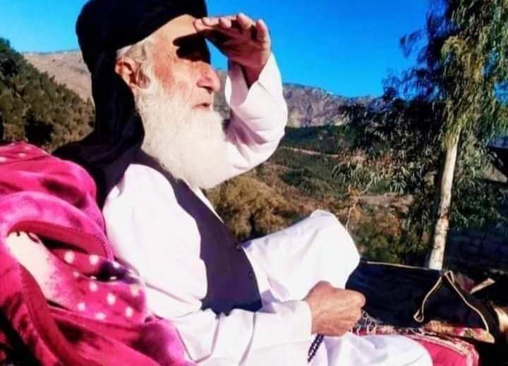 MuftiShazli's tweet photo. د ائیرپورٹ کیمرہ لگہ چیک کول غواڑی 
چی د سڑی خلہ کی سہ غاخ نیم پاتی دے او کنہ ٹول وڑ گیا ہے 😜 https://t.co/BoWnKhp1Yt