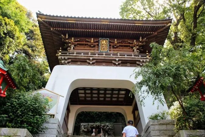 pulse_party1031's tweet photo. Wandered through the ancient Enoshima Bridge to discover the timeless beauty of Enoshima Shrine! 
Stavoring local delights and the iconic "Japanese-style Octopus Crispy Rice Cracker." 
👉 https://t.co/8s0vNLUuW1  
#enoshima #enoshimashrine #japan #travel #VibeDaily https://t.co/xfpFqd1eUZ