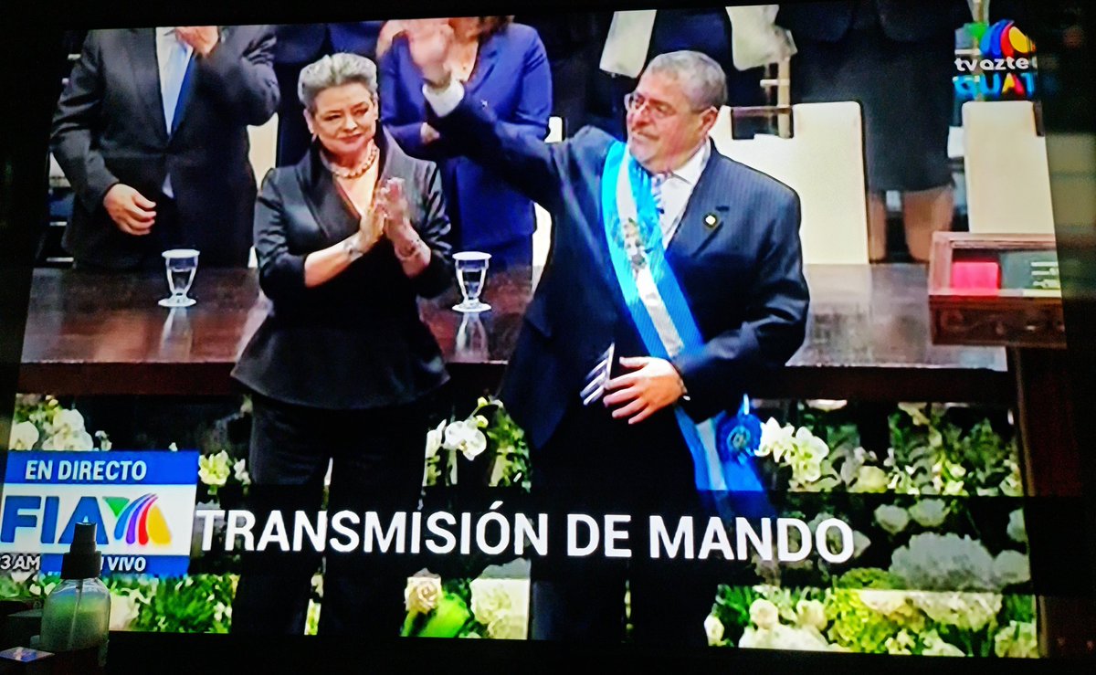_imoonpie's tweet photo. Se logró 😭😭😭 Tenemos Presidente 🇬🇹💙 Gracias Papitos Dios 🙏🏻
#TransicionGT #TransmisiónDeMandoGT #TomaDePosesión https://t.co/cDkhM3FRX2