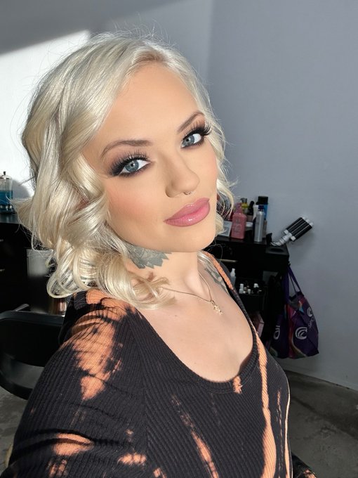 1 pic. Pre shoot face…. ? https://t.co/gno4mf1z2x