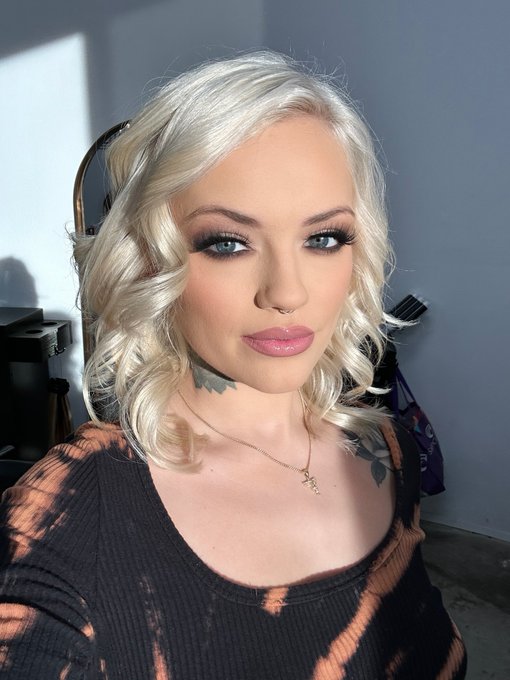 2 pic. Pre shoot face…. ? https://t.co/gno4mf1z2x