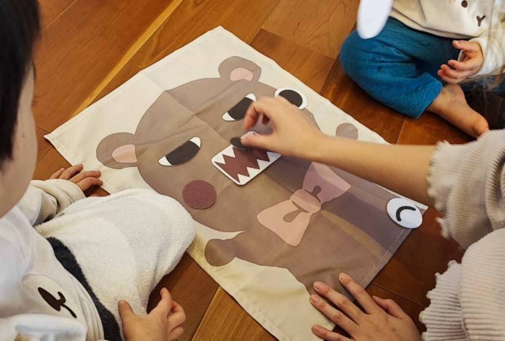 遅くなりましたが
明けましておめでとうございます。
年明けは年賀状を描き、お雑煮を作り、
実家で料理を出し、福笑いをしました。
最近絵を描いても鎖骨がズレる音がなく
骨が定着し始めた気がします。
家族全員、健康な一年でありたいです。